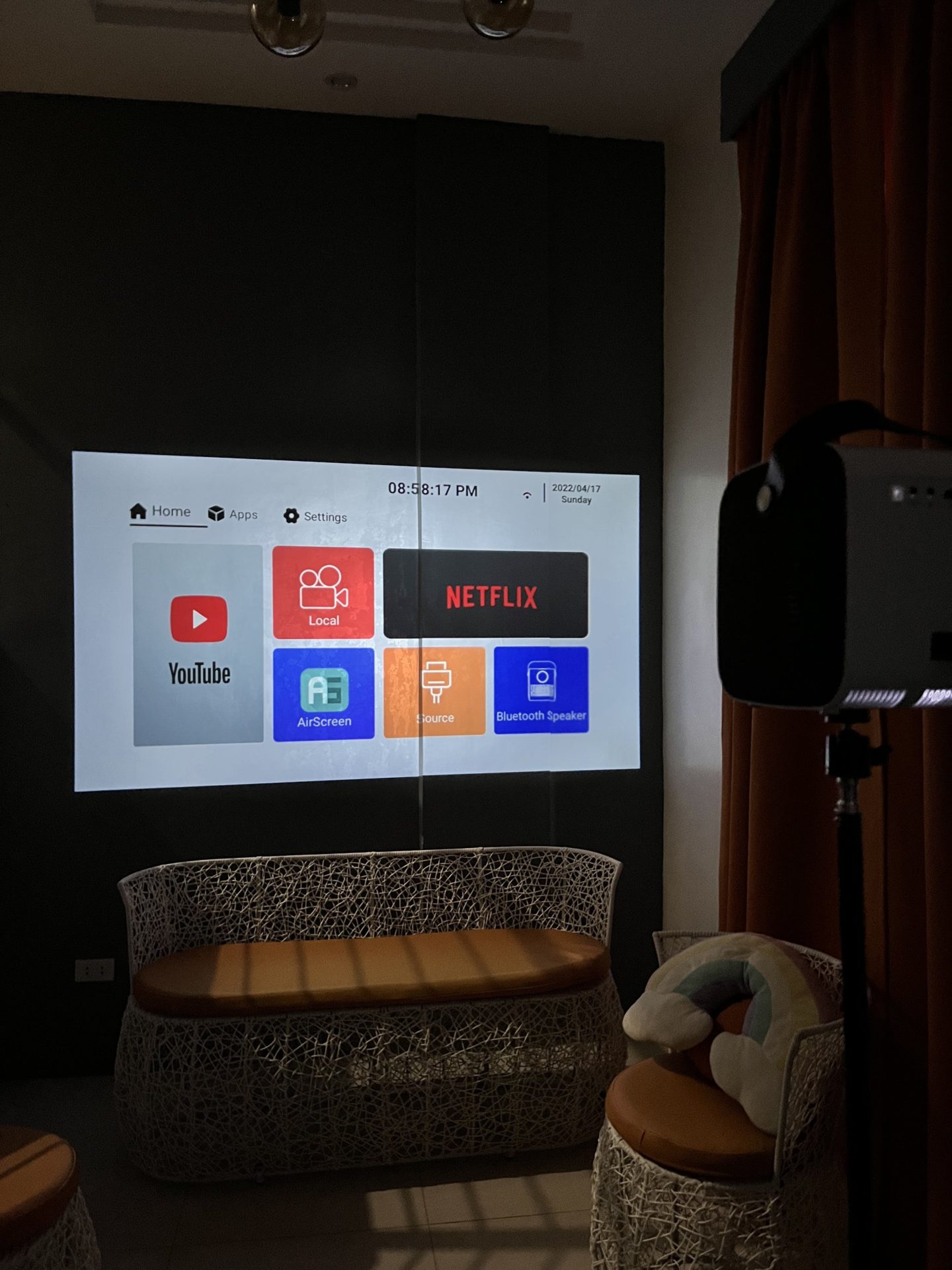 What is a LUMOS RAY Projector?