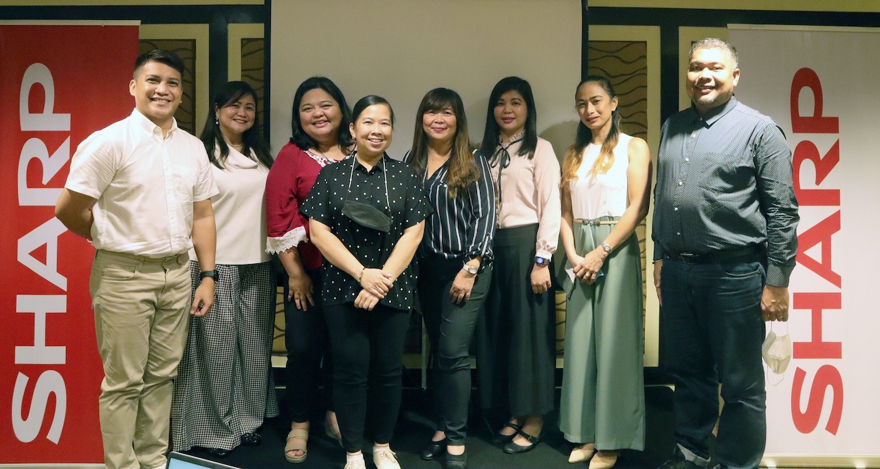 The 5 Finalists with the Sharp Team(L-R): David Natividad, Amor Golifardo (Marketing Manager), Iris Acosta, Joana Mesyl Saligumba, Marlene Villarino (AVP-Marketing), Iris Negal (Product Marketing Manager), Rose Ann Alejandro, and Pablo Rico Guevarra.